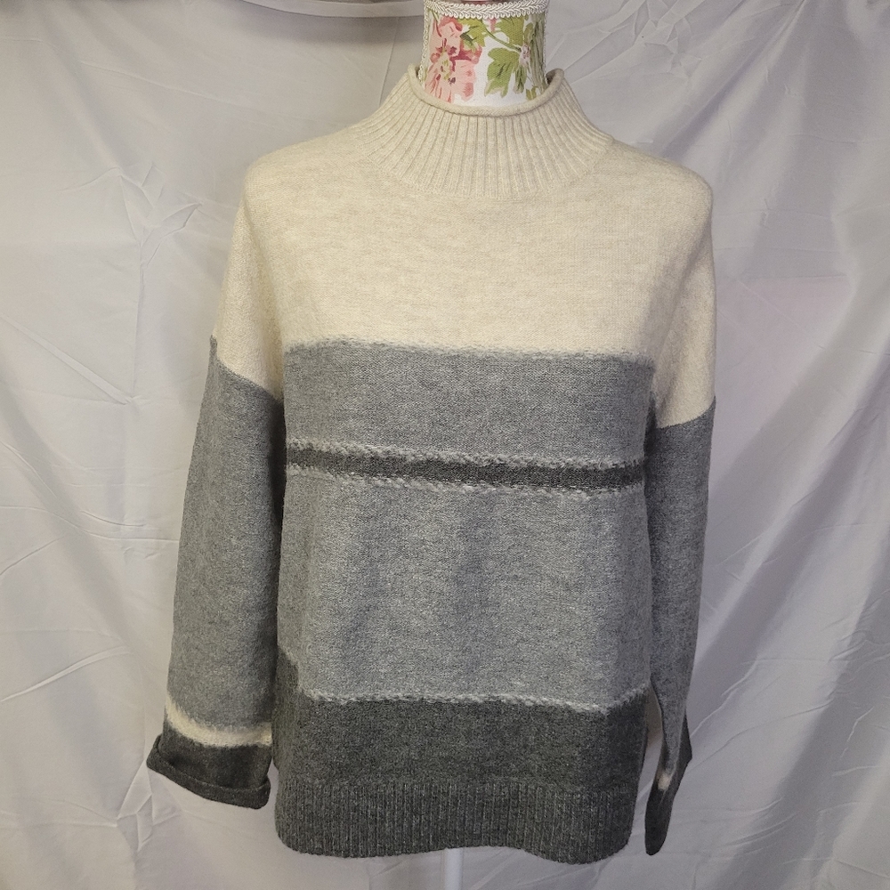 Universal thread gray stripped sweater medium